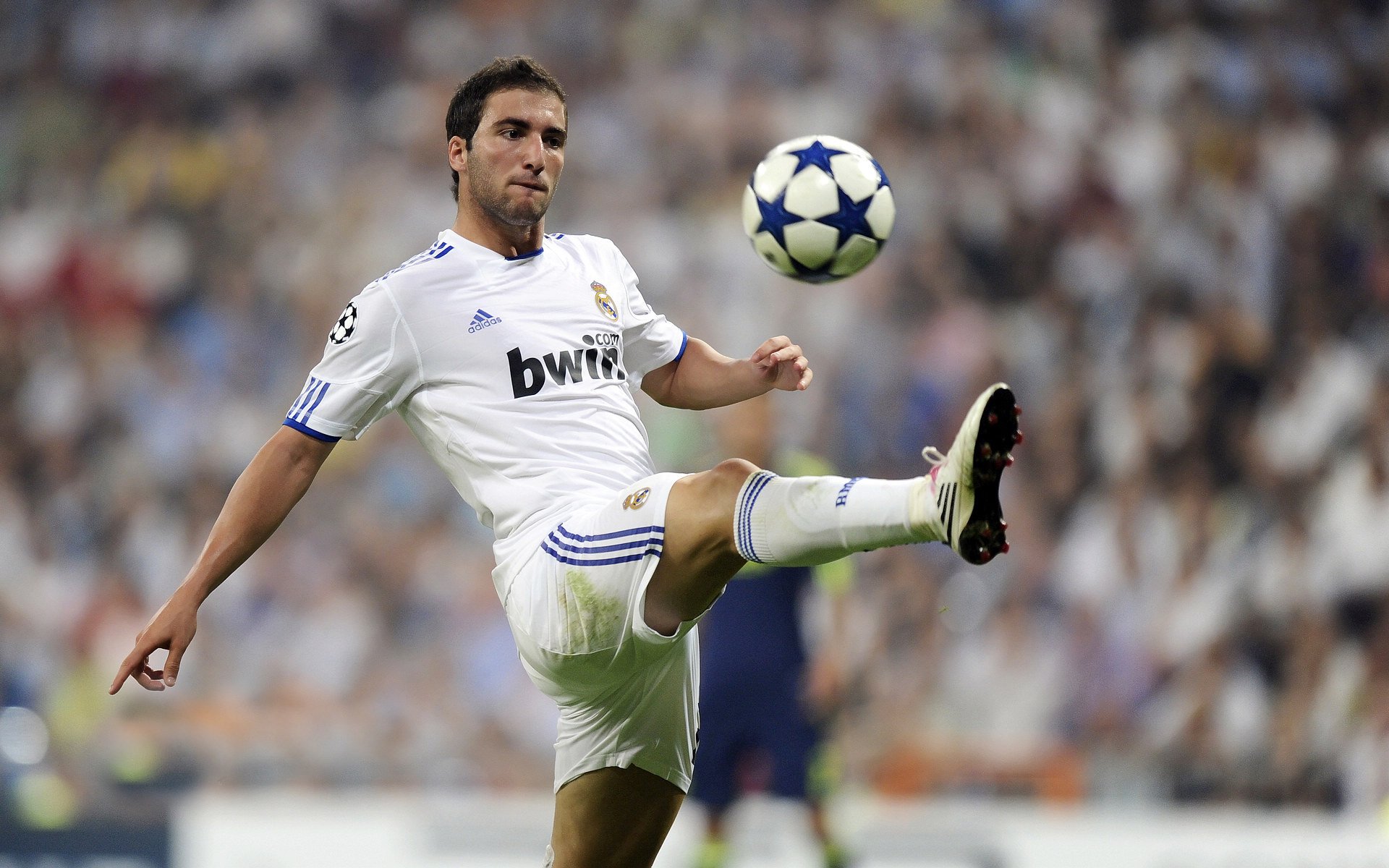 阿尔瓦雷斯爆发点燃全场，希腊神话再现，莱比锡红牛惨遭狂胜